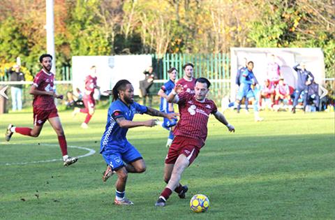 Cầu thủ bị truất quyền thi đấu vì giải quyết nỗi buồn ngay góc sân